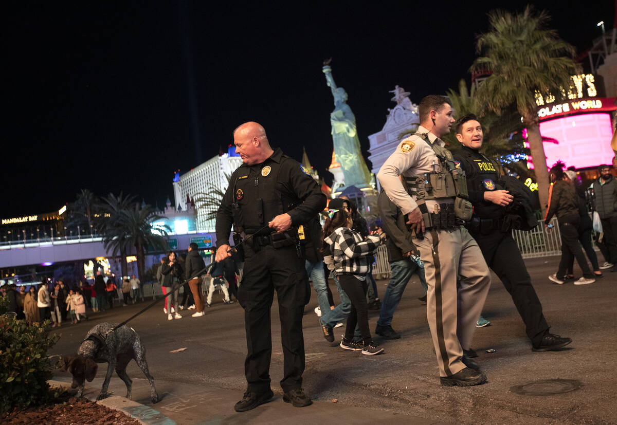 La policía metropolitana patrulla el bulevar de Las Vegas durante la Nochevieja en el Strip el ...