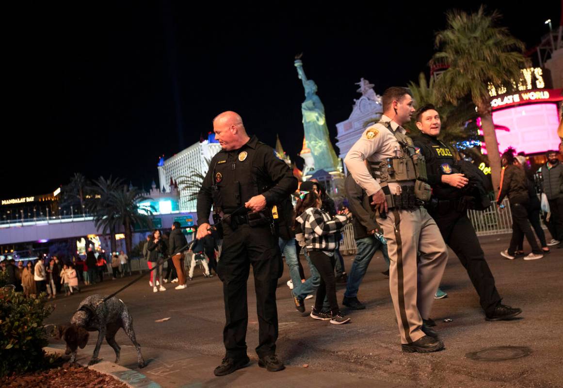 La policía metropolitana patrulla el bulevar de Las Vegas durante la Nochevieja en el Strip el ...