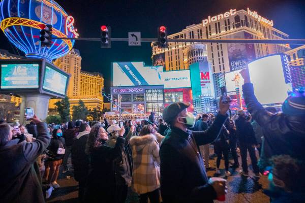 Personas se reúnen para celebrar la Nochevieja en el Strip de Las Vegas, el jueves 31 de dicie ...