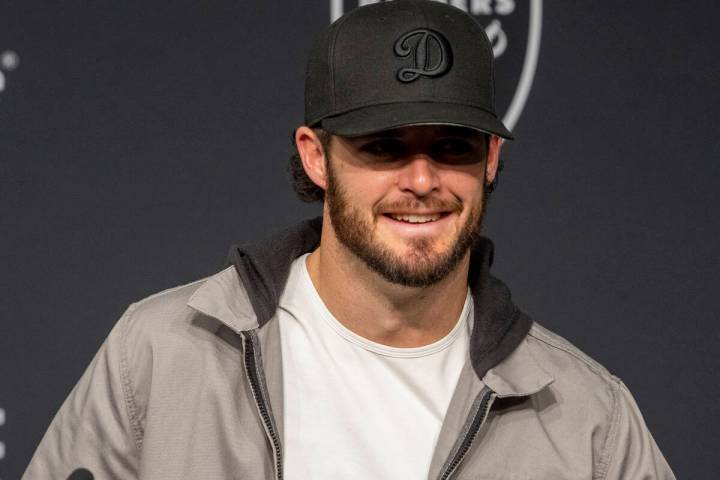 El quarterback de los Raiders, Derek Carr, habla con los medios de comunicación durante una co ...