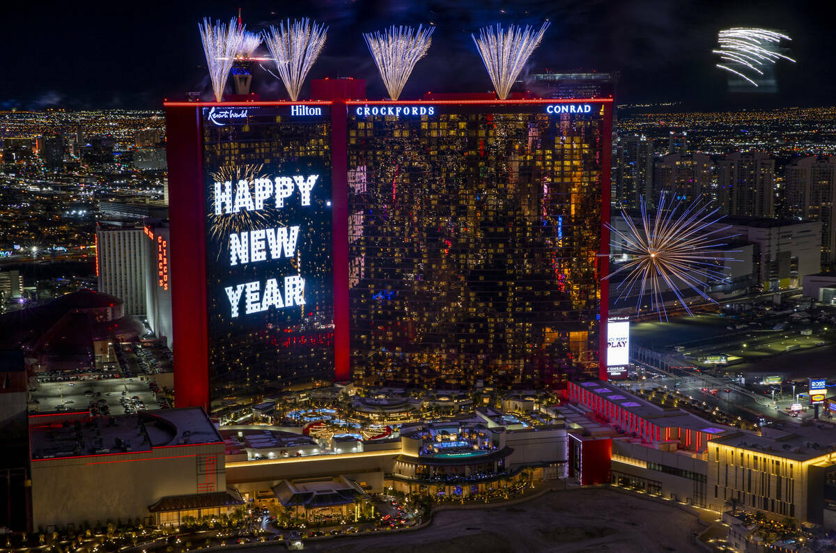 Los fuegos artificiales explotan sobre el Strip durante las celebraciones para recibir el Año ...