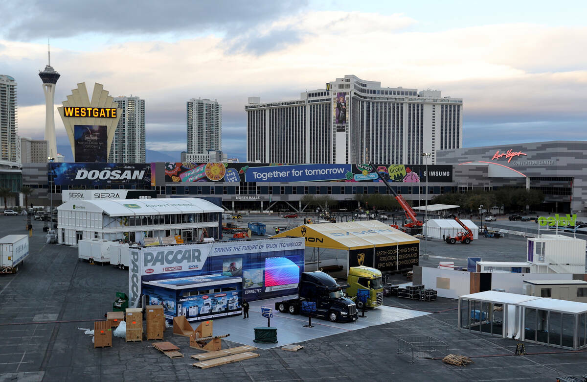 Trabajadores se preparan para el CES en Las Vegas Convention Center el jueves 30 de diciembre d ...