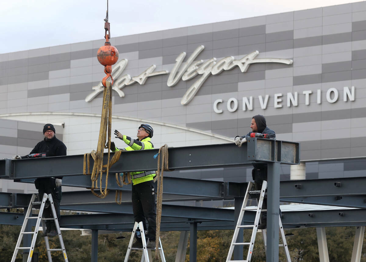 Trabajadores se preparan para el CES en Las Vegas Convention Center el jueves 30 de diciembre d ...