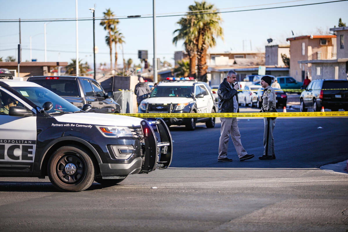 La policía en la escena de un tiroteo cerca de Chicago e Industrial Ave. en Las Vegas, el domi ...