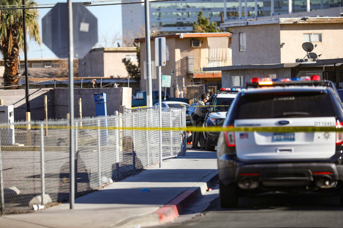 La policía en la escena de un tiroteo cerca de Chicago e Industrial Ave. en Las Vegas, el domi ...