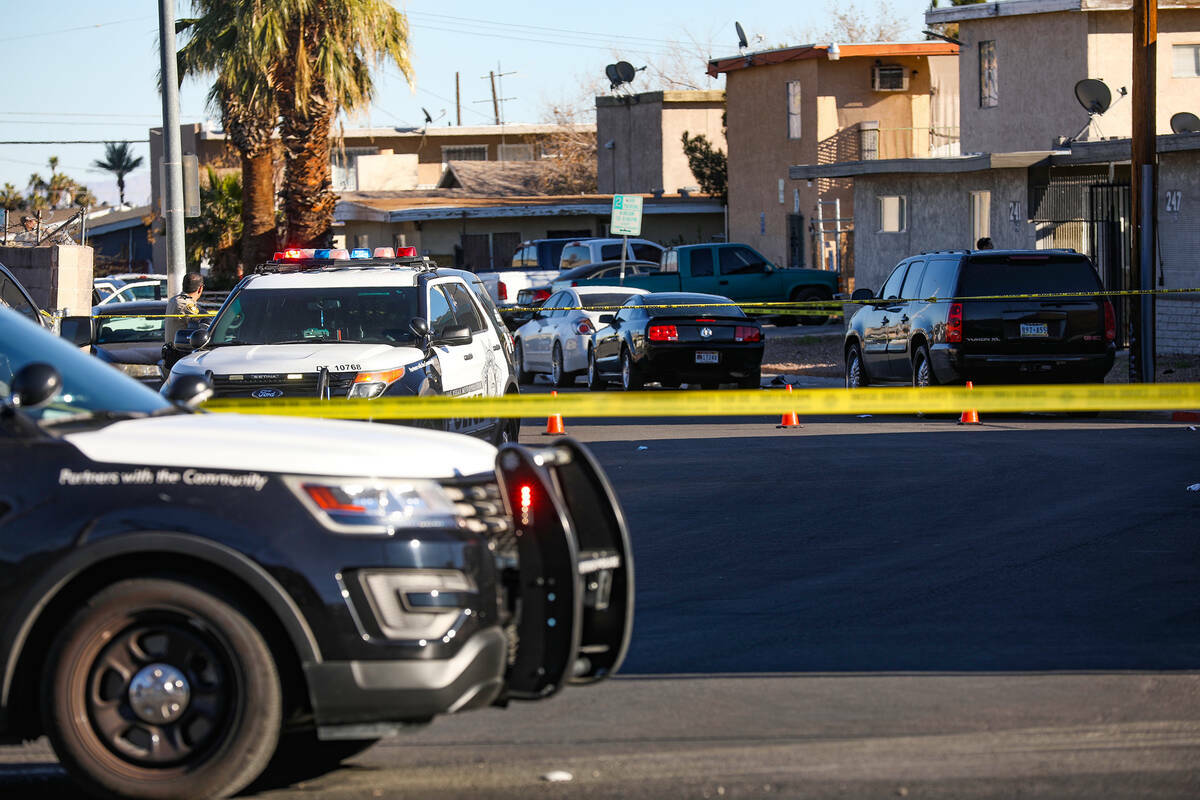La policía en la escena de un tiroteo cerca de Chicago e Industrial Ave. en Las Vegas, el domi ...
