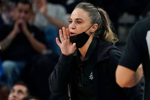 La entrenadora asistente de los San Antonio Spurs, Becky Hammon, durante la primera mitad de un ...