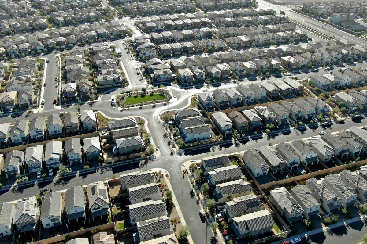 Una vista aérea de las urbanizaciones al este de Boulder Highway en Warm Springs Road el jueve ...