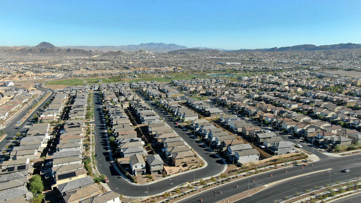 Una vista aérea de las urbanizaciones al este de Boulder Highway en Warm Springs Road el jueve ...