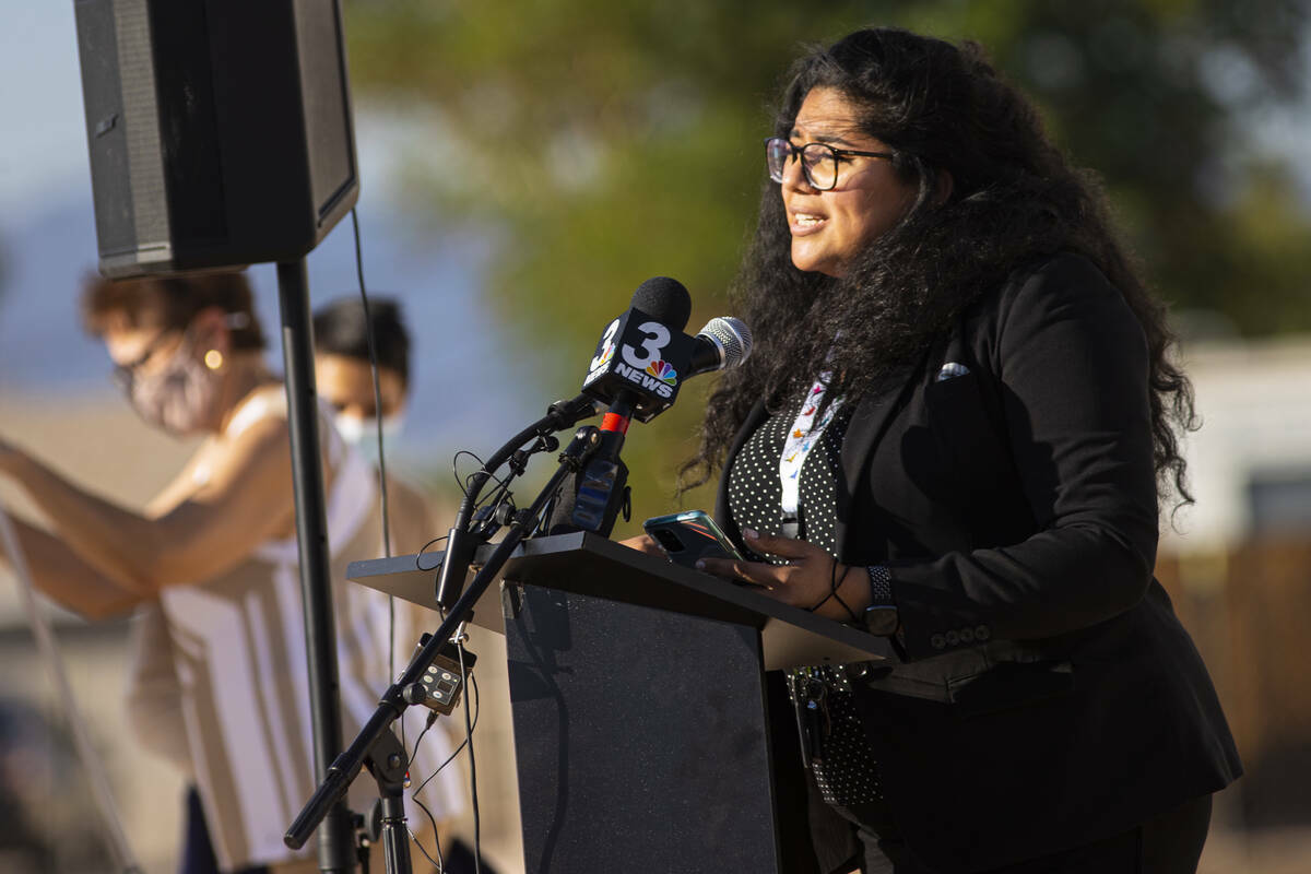 Irene Cepeda, miembro de la Junta Escolar del Condado Clark, habla durante la ceremonia de colo ...