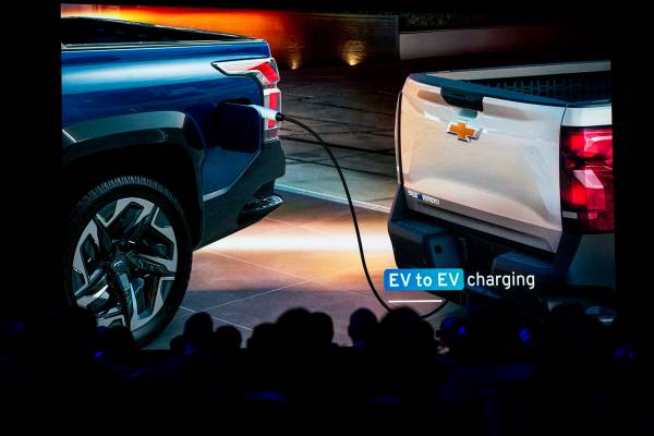 La Chevrolet Silverado EV de 2024 se presenta durante una sesión inaugural en CES en The Venet ...