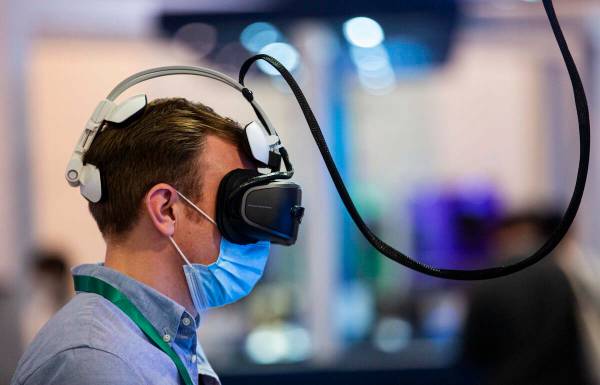 Thomas Ham, de Londres, juega a un juego de realidad virtual de VRLEO durante el CES en Las Veg ...