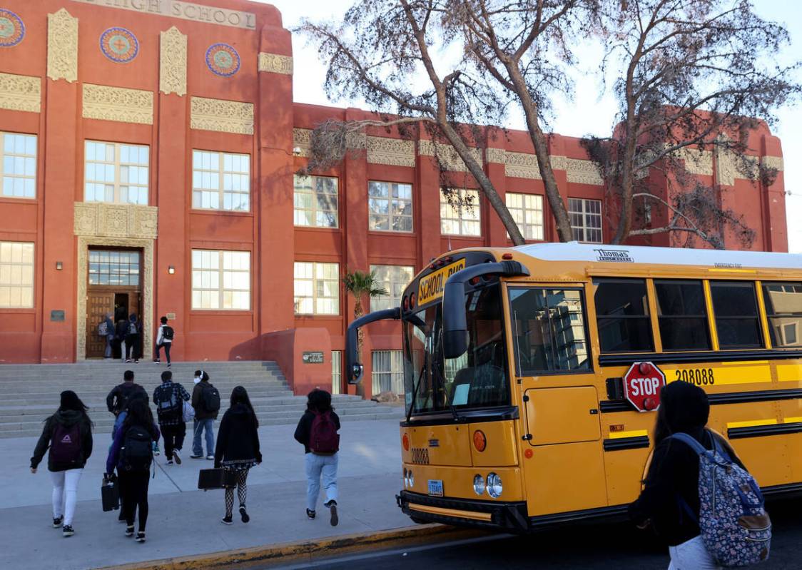 Estudiantes llegan a Las Vegas Academy durante el primer día de clases después de las vacacio ...