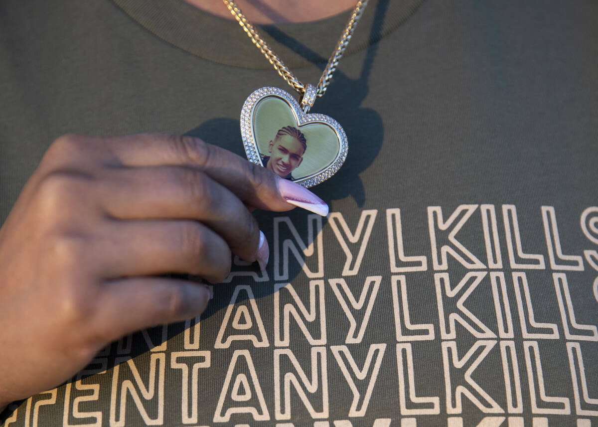 Cristina Perkins, madre de Giovanni Perkins, lleva una camiseta en la que se lee #fentanylkills ...