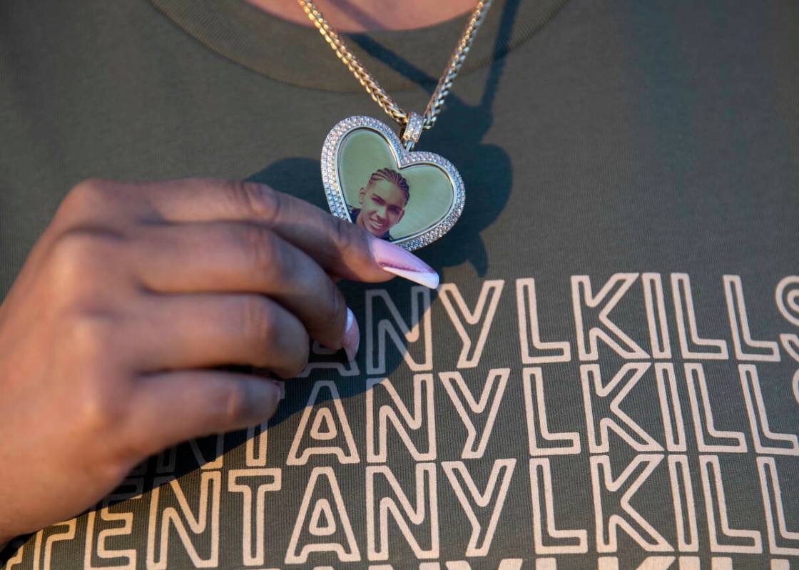 Cristina Perkins, madre de Giovanni Perkins, lleva una camiseta en la que se lee #fentanylkills ...