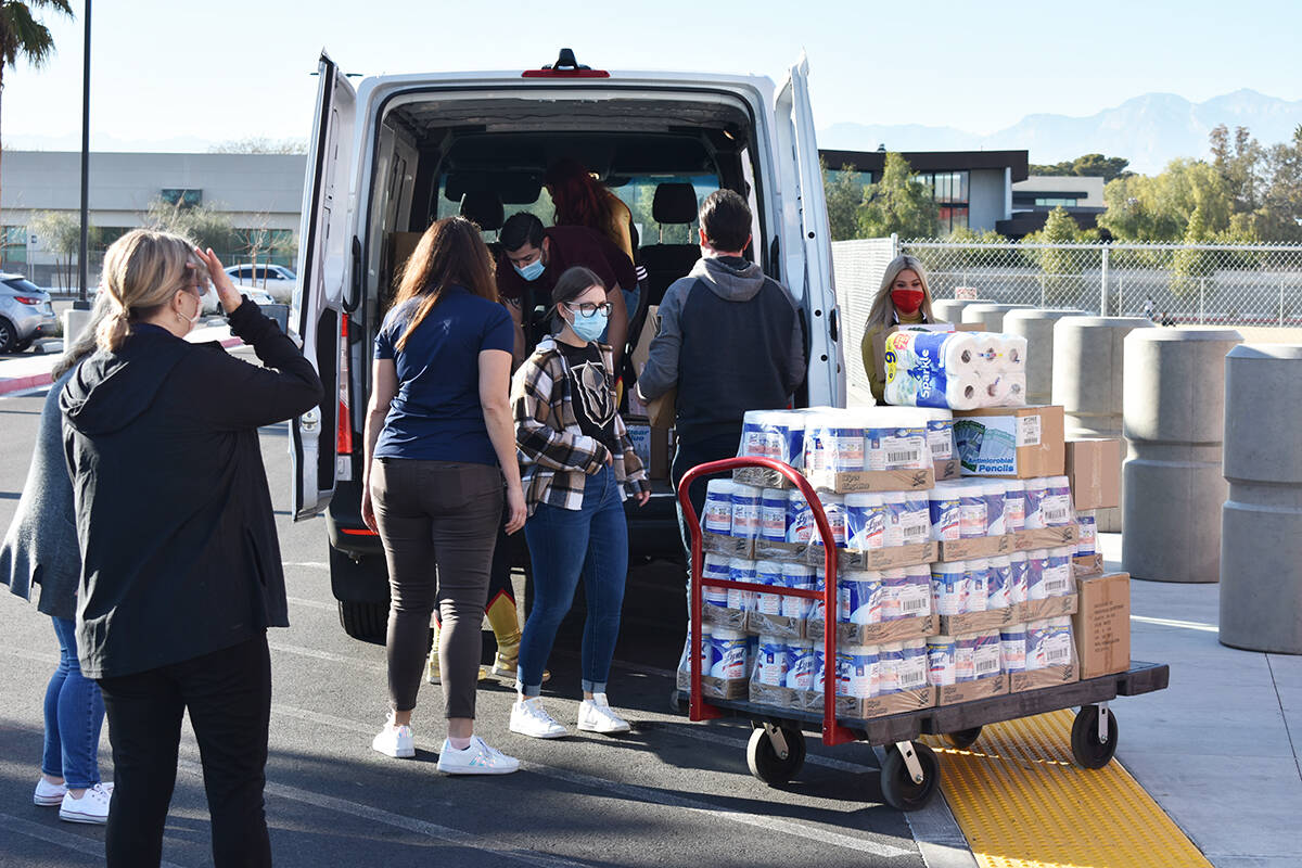 Integrantes de Vegas Golden Knights entregaron suministros escolares durante un evento realizad ...