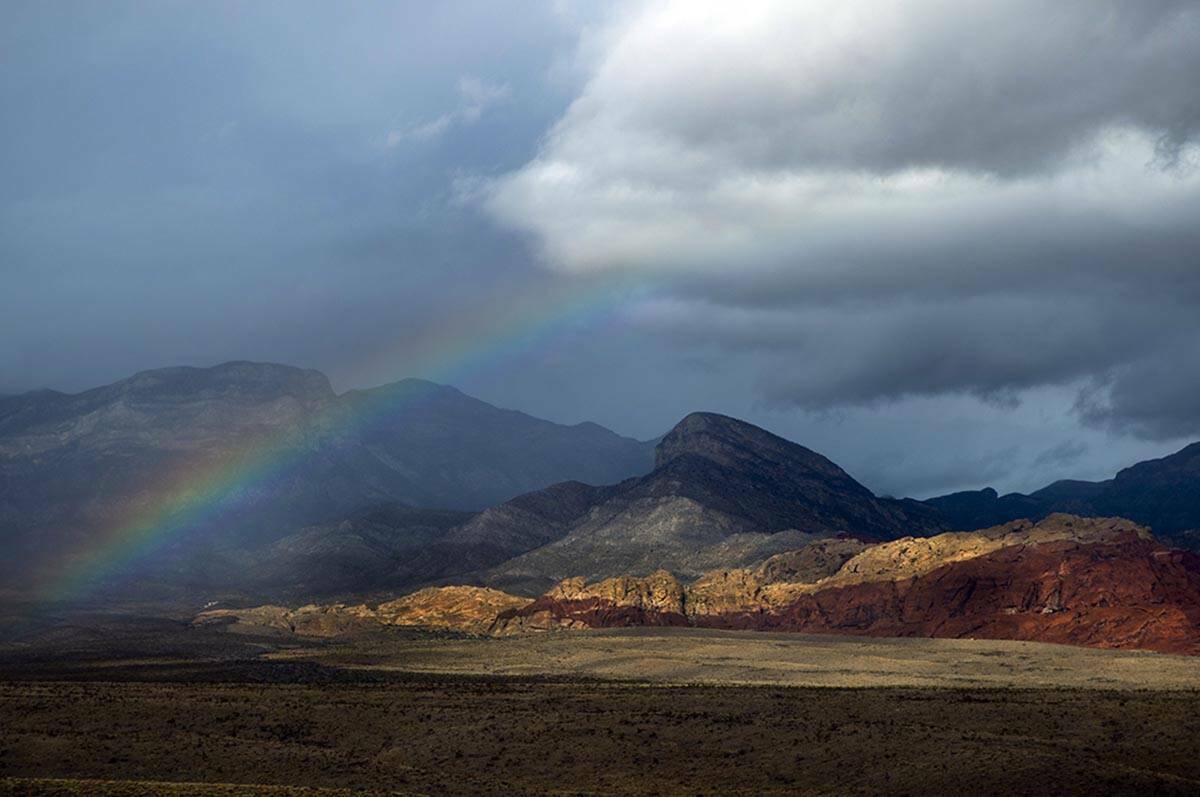 Un arco iris aparece sobre el fondo del valle en Red Rock Canyon National Conservation Area mie ...