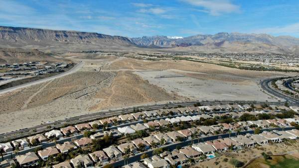 Una vista aérea del terreno que el promotor de Summerlin, Howard Hughes Corp., vendió recient ...