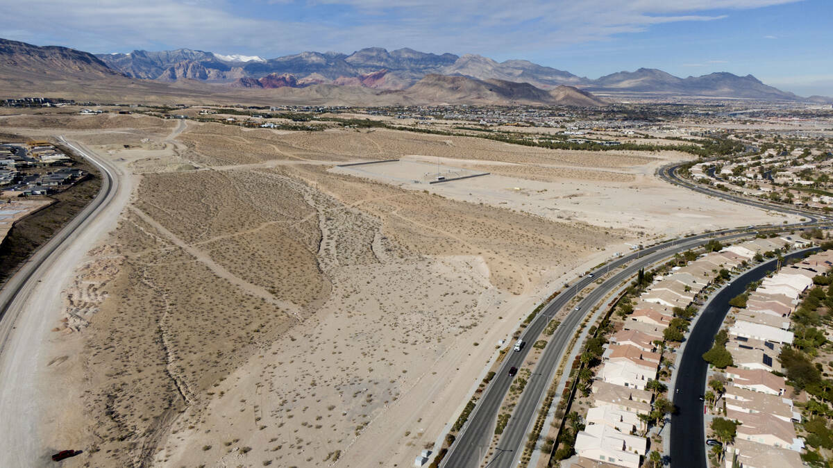 Una vista aérea del terreno que el promotor de Summerlin, Howard Hughes Corp., vendió recient ...