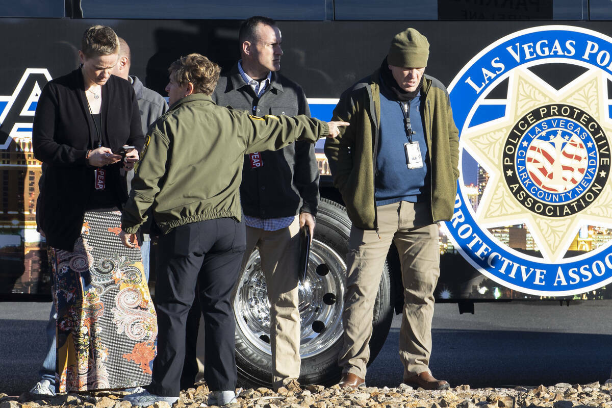 Oficiales de policía de Las Vegas se congregan en el estacionamiento de una oficina de correos ...