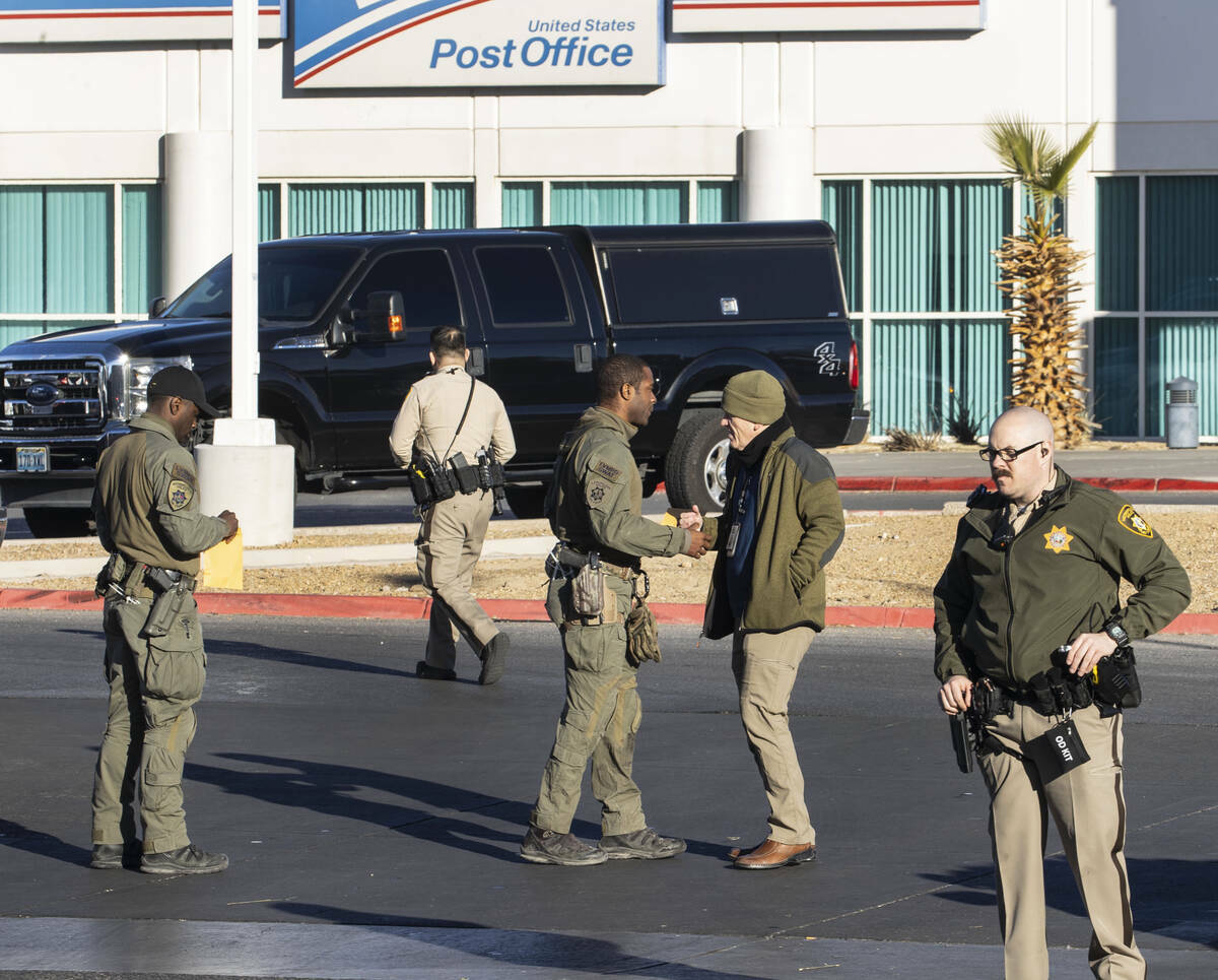 Oficiales de policía de Las Vegas se congregan en el estacionamiento de una oficina de correos ...