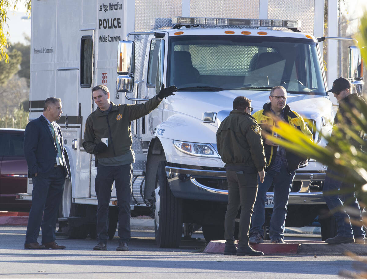 Oficiales de policía de Las Vegas se congregan en el estacionamiento de una oficina de correos ...