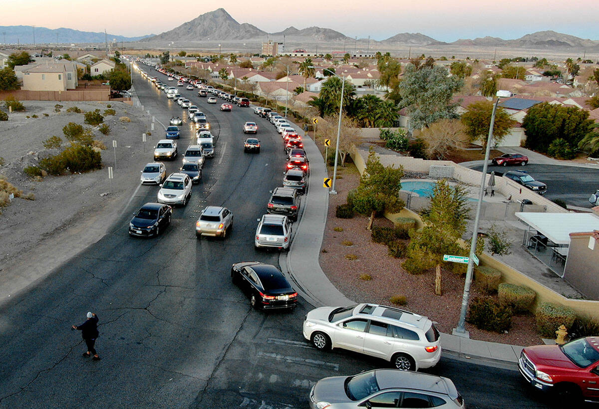 T'onna John ayuda a dirigir el tráfico mientras cientos de coches se alinean para el sitio de ...