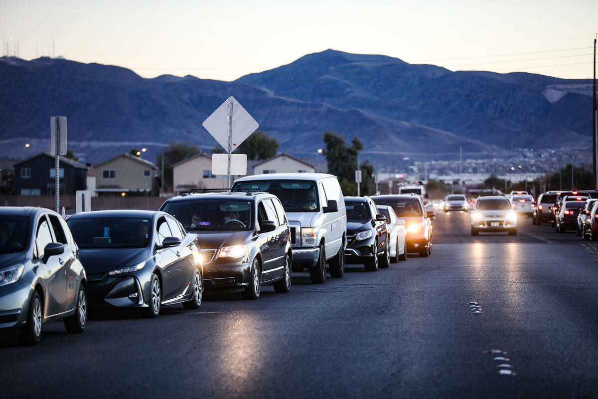 Gente espera en la fila para la clínica de pruebas y vacunas de COVID-19 en Sam Boyd Stadium e ...