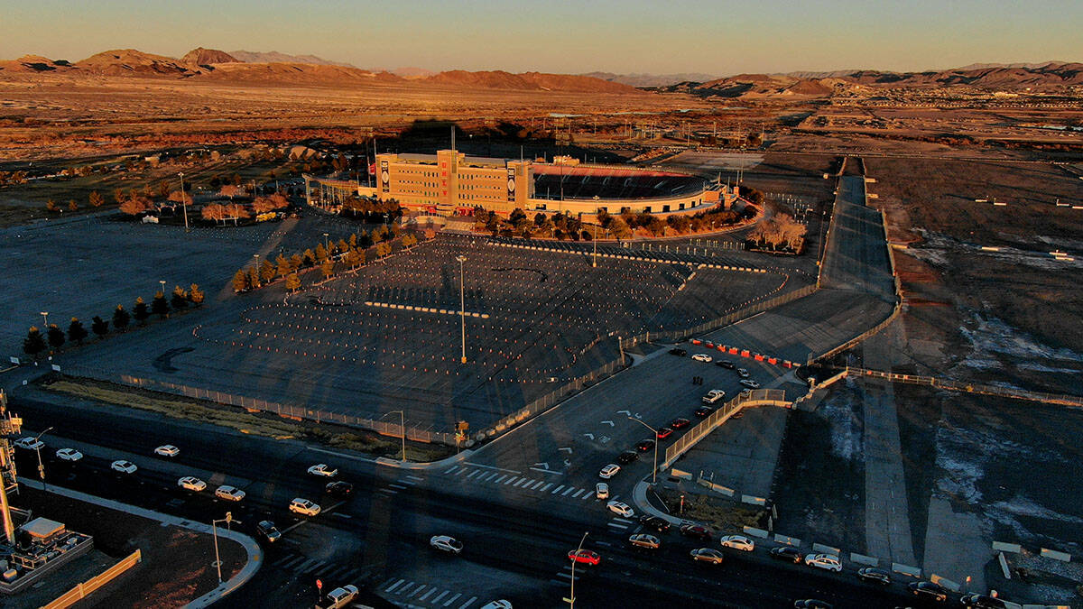 Una vista aérea del Sam Boyd Stadium mientras los coches se alinean en el bulevar South Broadb ...