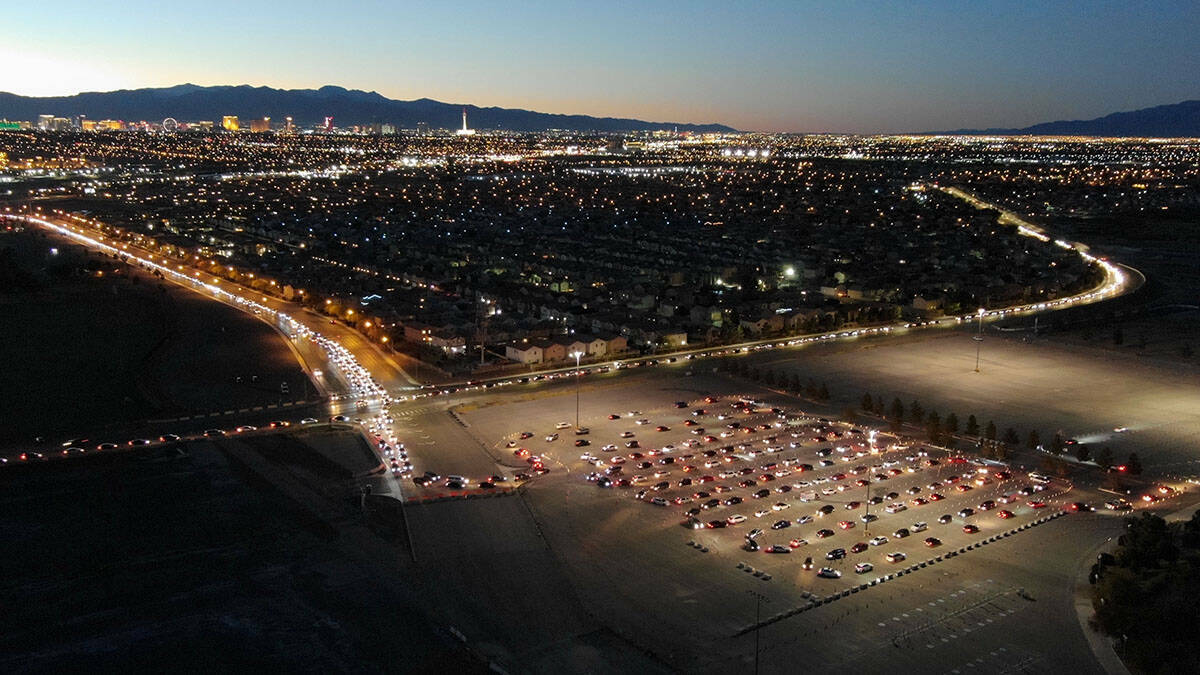 Una vista aérea de los coches alineados desde tres direcciones diferentes para el sitio de pru ...