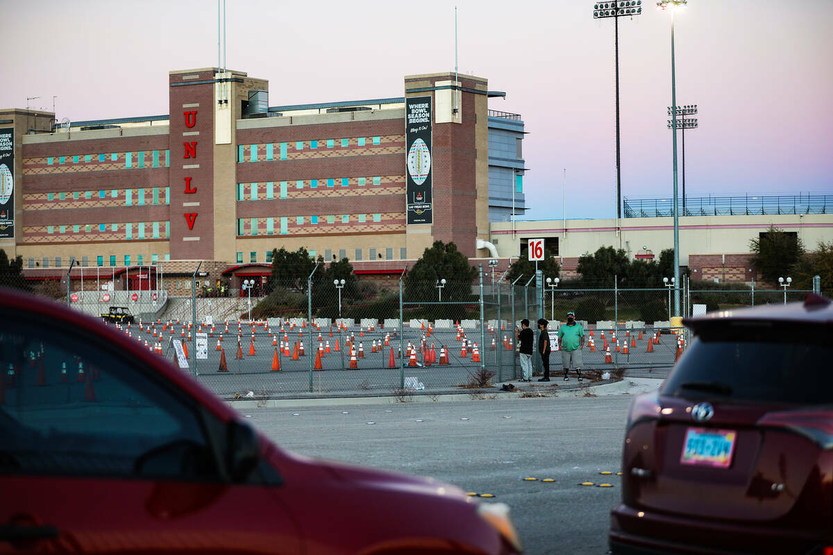 Gente para la clínica de pruebas y vacunas de COVID-19 que se abrirá en Sam Boyd Stadium el d ...