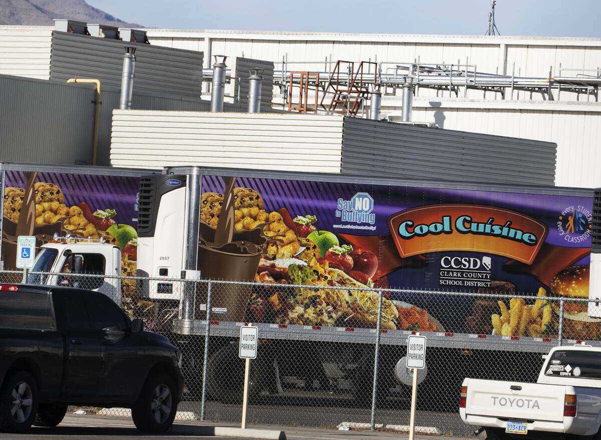 Los camiones de reparto de alimentos estacionados fuera de las instalaciones del servicio de al ...