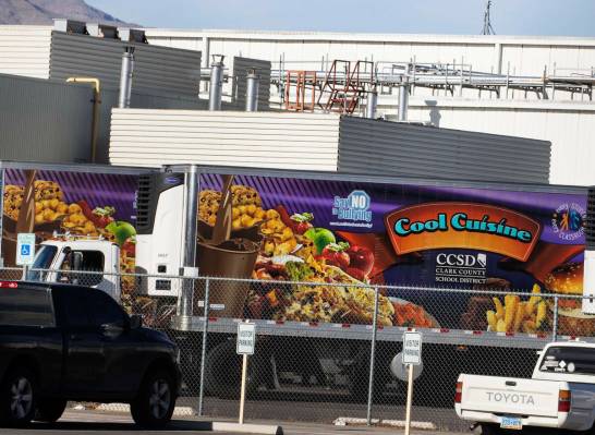Los camiones de reparto de alimentos estacionados fuera de las instalaciones del servicio de al ...