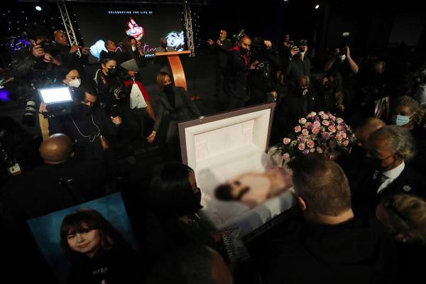 Se muestra un ataúd abierto para Valentina Orellana-Peralta durante su funeral en la Iglesia d ...
