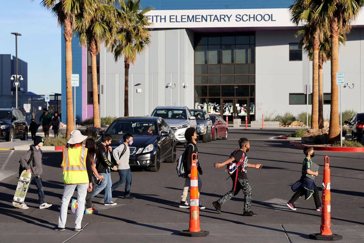 Estudiantes salen de Griffith Elementary School en Las Vegas el martes 11 de enero de 2022. (K. ...
