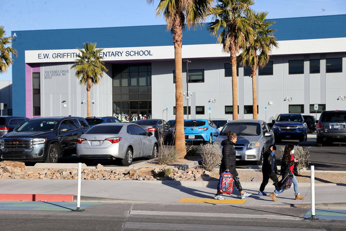 Estudiantes salen de Griffith Elementary School en Las Vegas el martes 11 de enero de 2022. (K. ...