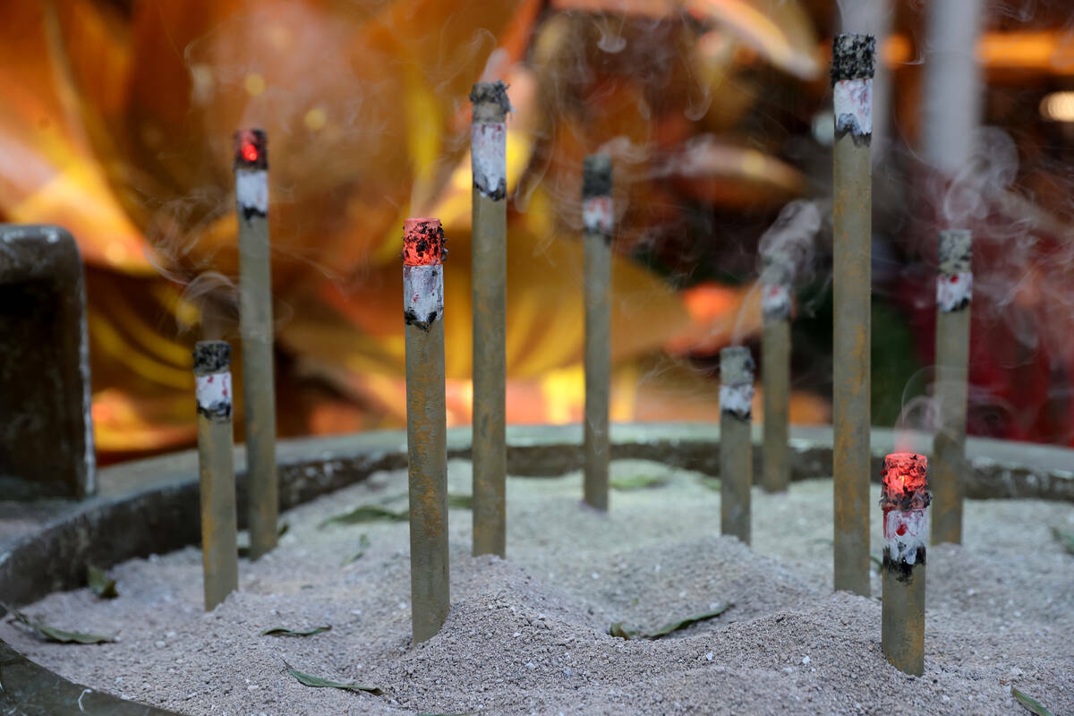 Incienso quemado simulado en una olla ding en la exhibición del Año Nuevo Lunar en el Bellagi ...