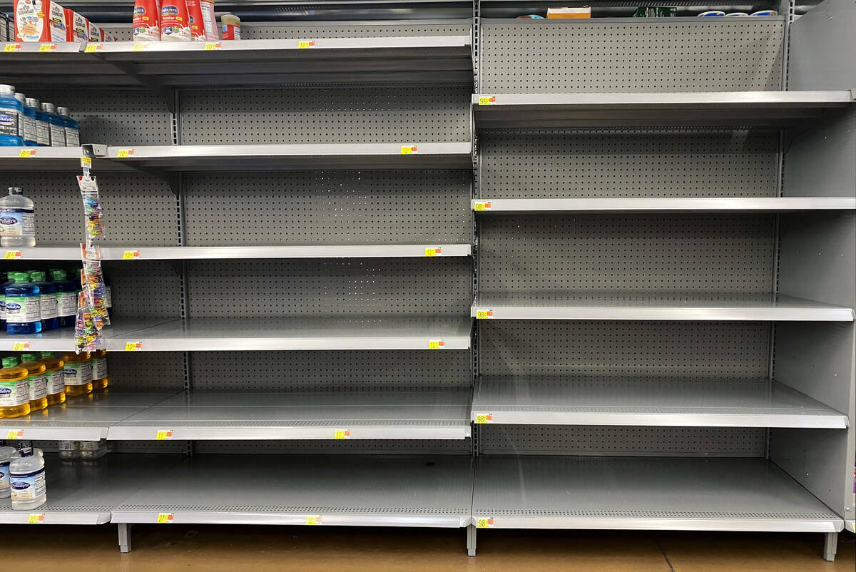 Algunos productos de bebidas hidratantes se están acabando en las estanterías del Walmart de ...