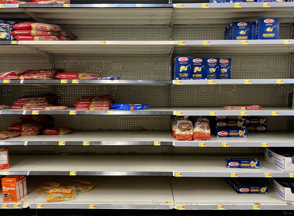Algunos productos de pasta se están agotando en las estanterías del Walmart de West Lake Mead ...