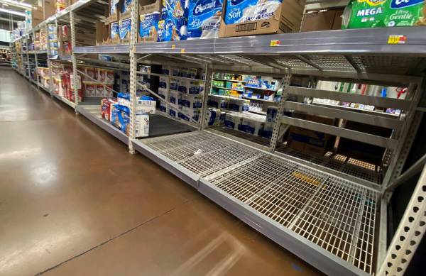 Algunos productos de papel higiénico se están agotando en las estanterías del Walmart de Wes ...