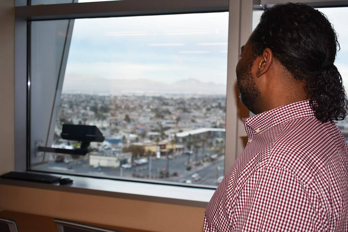 El director de Utilidades del Ayuntamiento de North Las Vegas, Tom Brady, observa la ciudad des ...