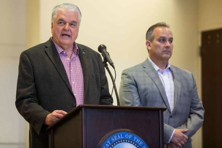 Archivo.- El gobernador Steve Sisolak, a la izquierda, y el superintendente del CCSD, Jesús Ja ...
