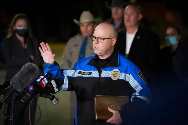 El jefe de policía de Colleyville, Michael Miller, se dirige a los periodistas en un estaciona ...