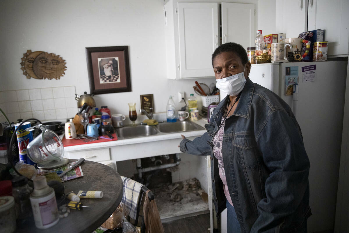 Brenda Abrams, de 69 años, muestra el fregadero destrozado en su unidad en Desert Plaza Apartm ...