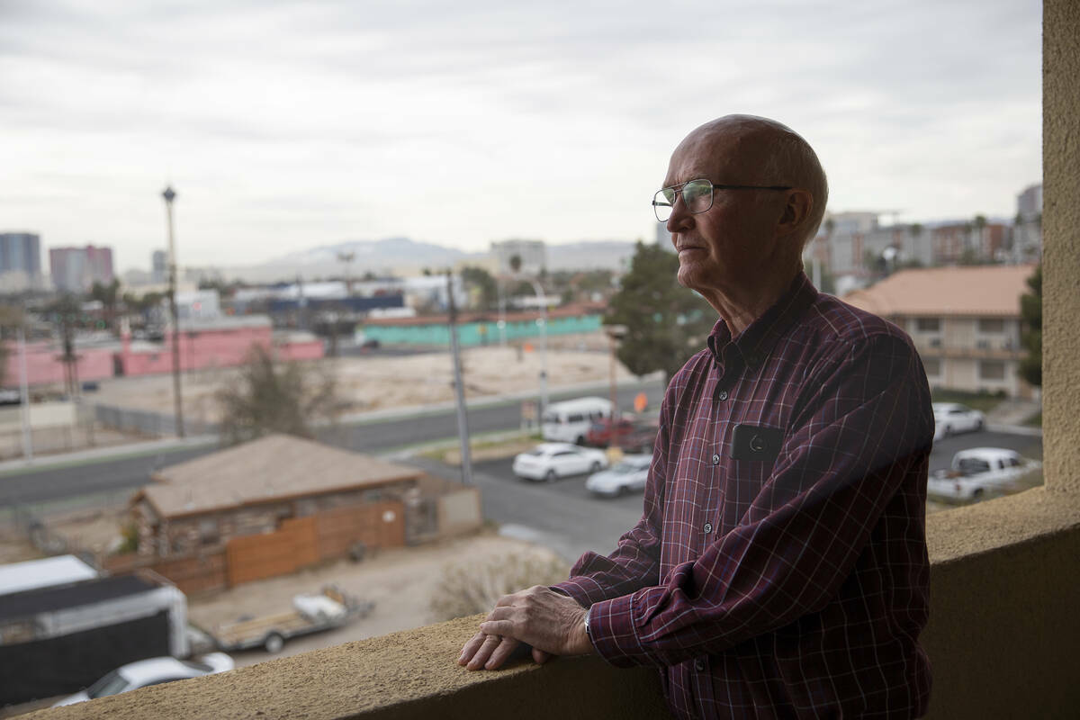 Robert Strom, de 70 años, antiguo residente de Desert Plaza Apartments, en el porche de su nue ...