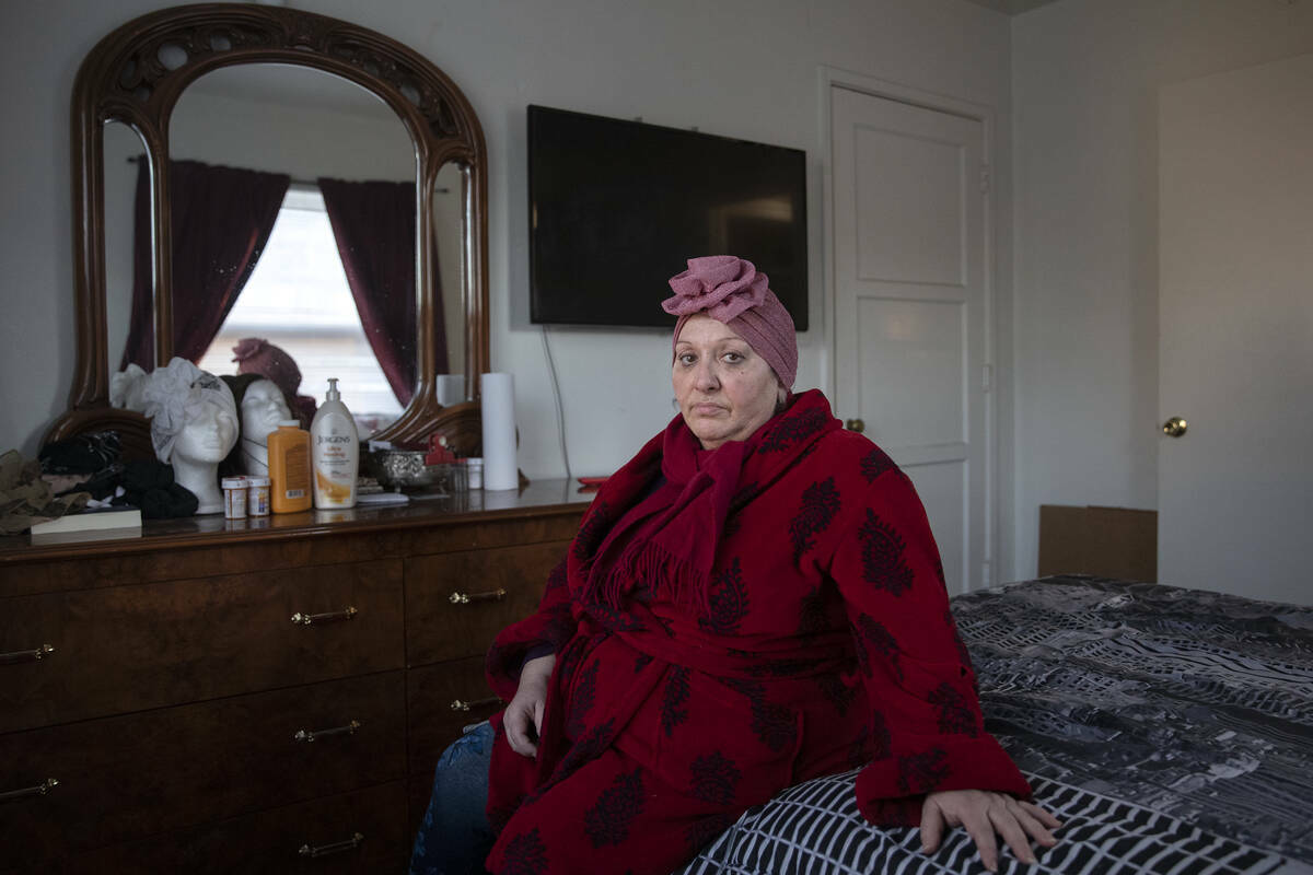Inna Brez, de 61 años, en su dormitorio en su unidad en Desert Plaza Apartments el sábado 18 ...