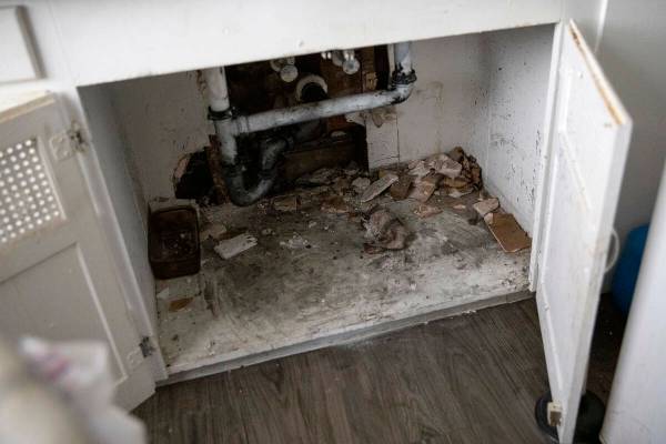 El fregadero destrozado en la unidad de Brenda Abrams en los apartamentos Desert Plaza el marte ...