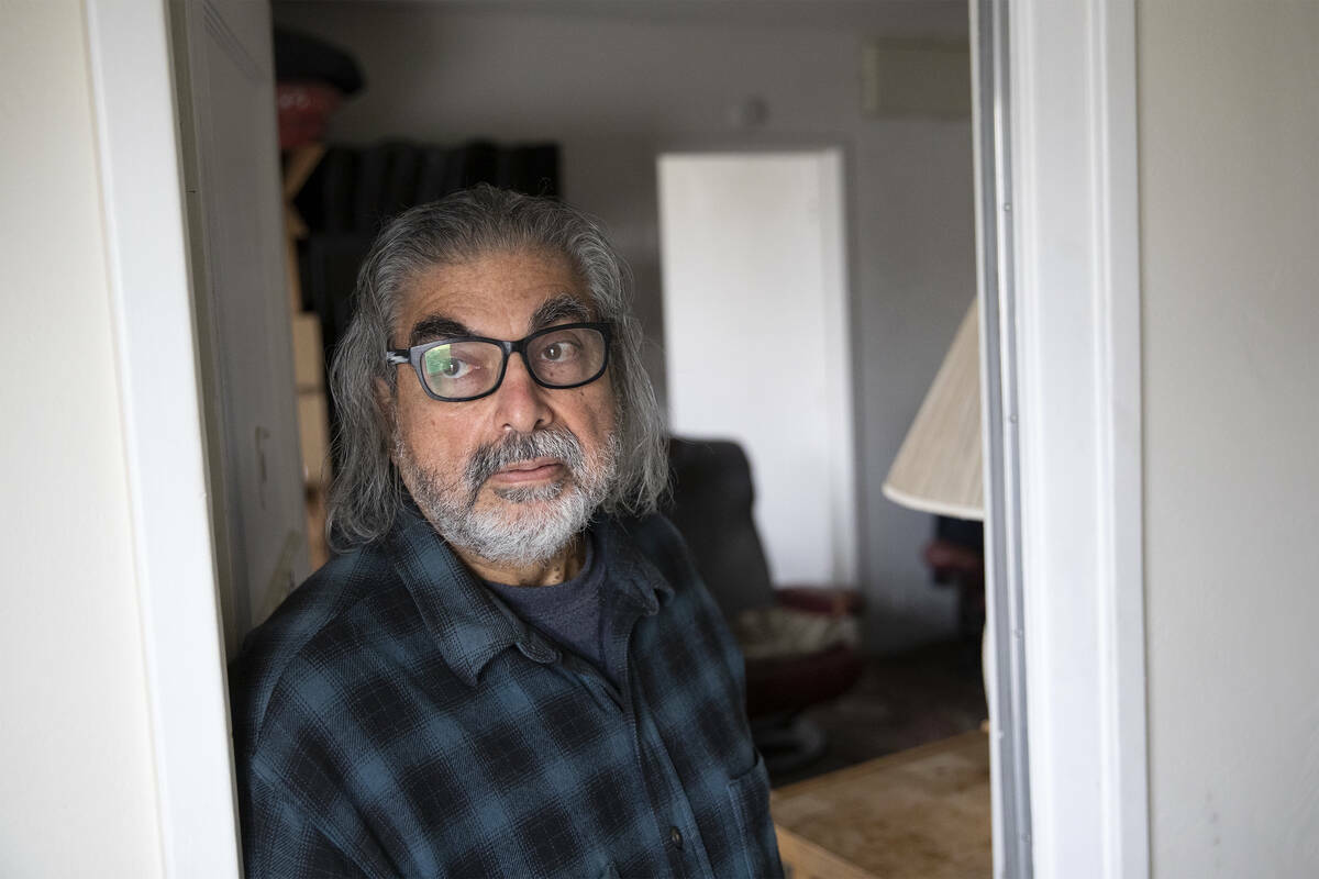 Richard Campos, de 72 años, residente de Desert Plaza Apartments, en su puerta el martes 21 de ...