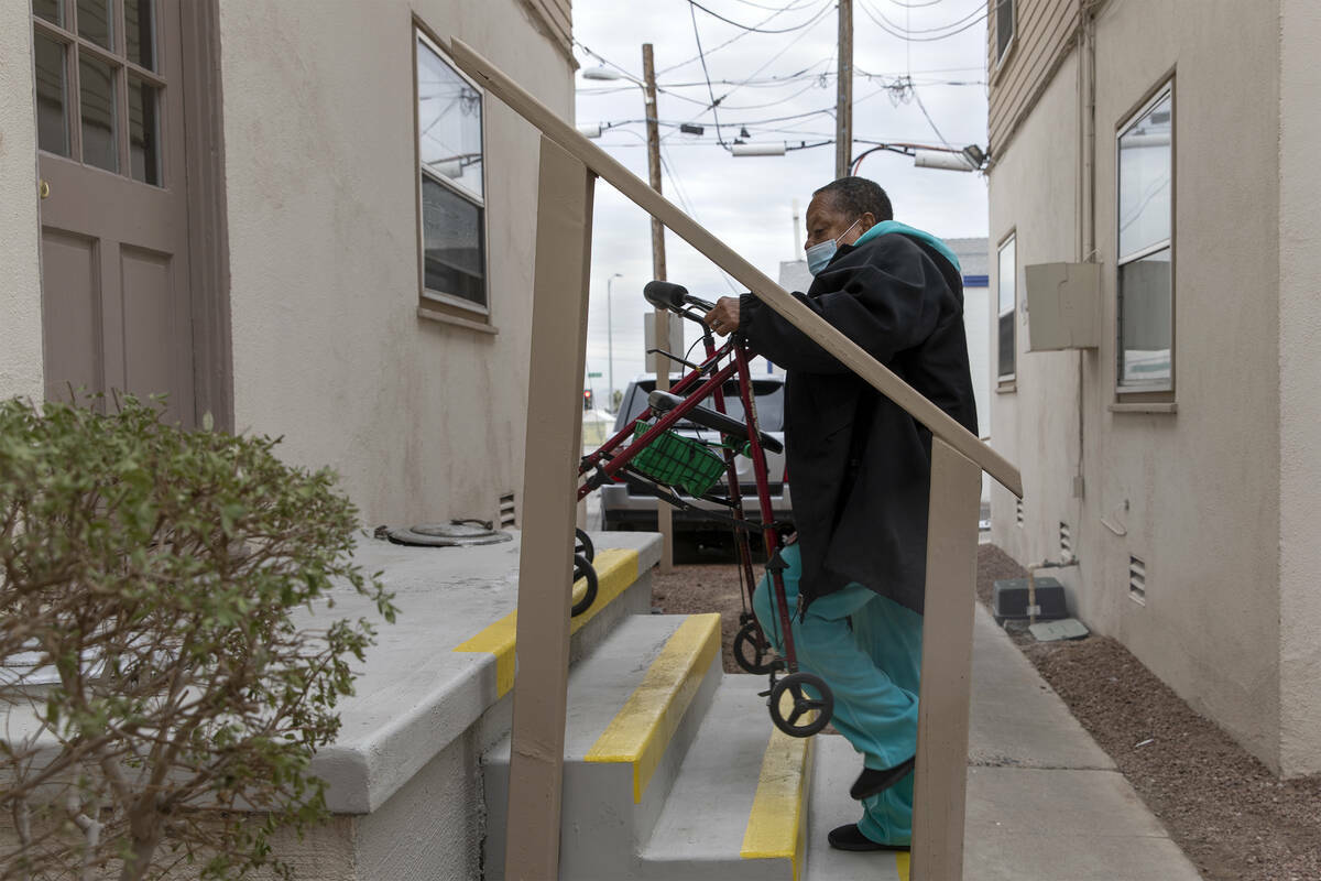 Esther Stokes, de 74 años, sube las escaleras de su unidad en Desert Plaza Apartments el marte ...