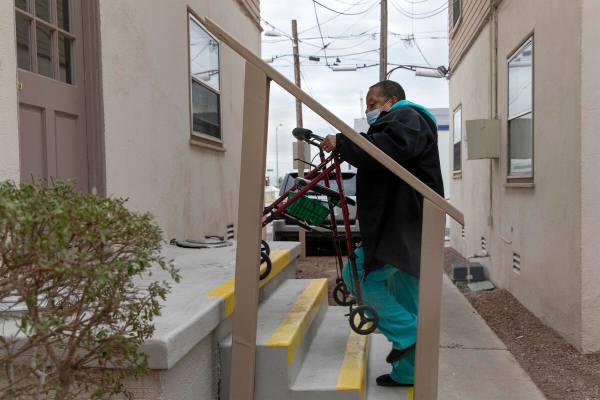 Esther Stokes, de 74 años, sube las escaleras de su unidad en Desert Plaza Apartments el marte ...
